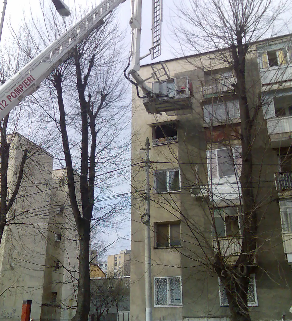 Pompierii au interevenit pentru stingerea unui incendiu în Bucureşti