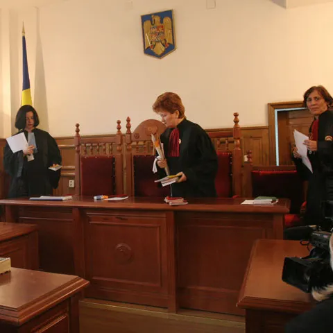 Judecătorii decid astăzi dacă ultimul suspect implicat în scandalul de mall va fi cercetat în stare de arest sau libertate