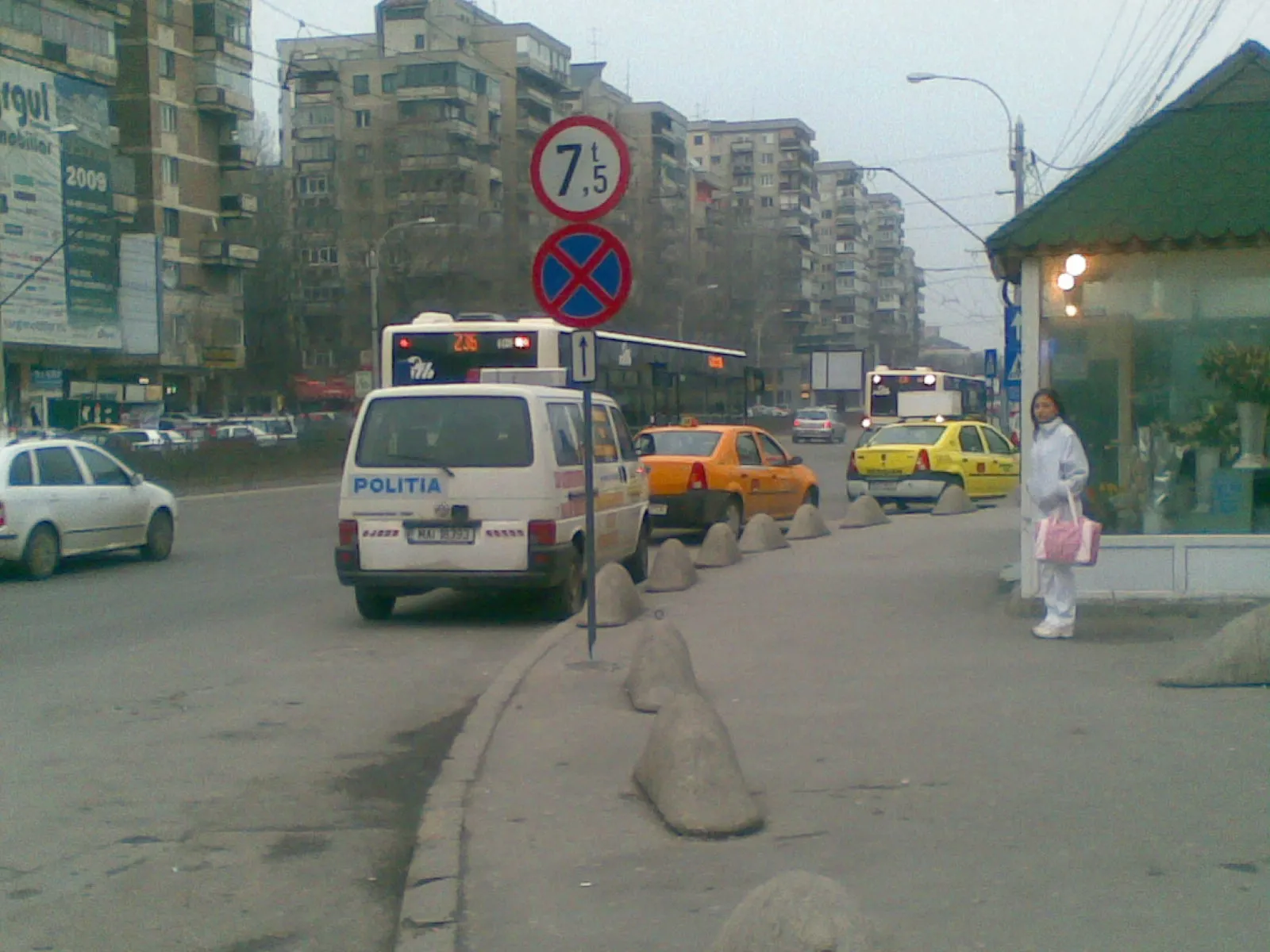 Maşina poliţiei parcată neregulamentar