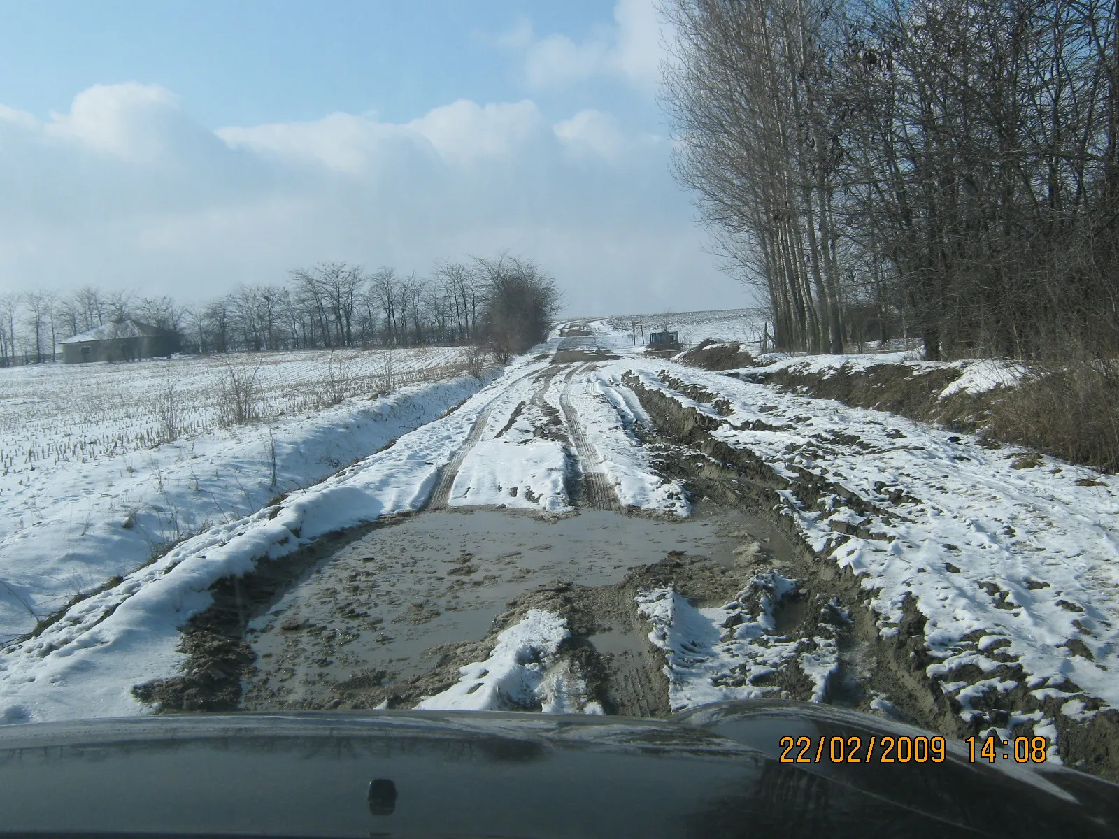DE47 între localităţile Flămânzi - Prisăcani - Balta Roşie - Odaia Veche arată ca după bombardament