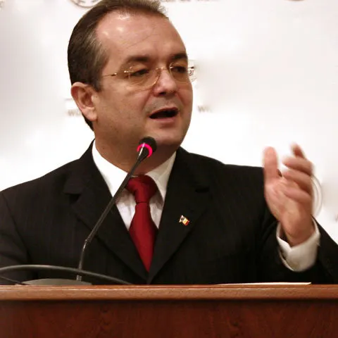 Emil Boc: Nimeni nu deţine soluţia unică la criză