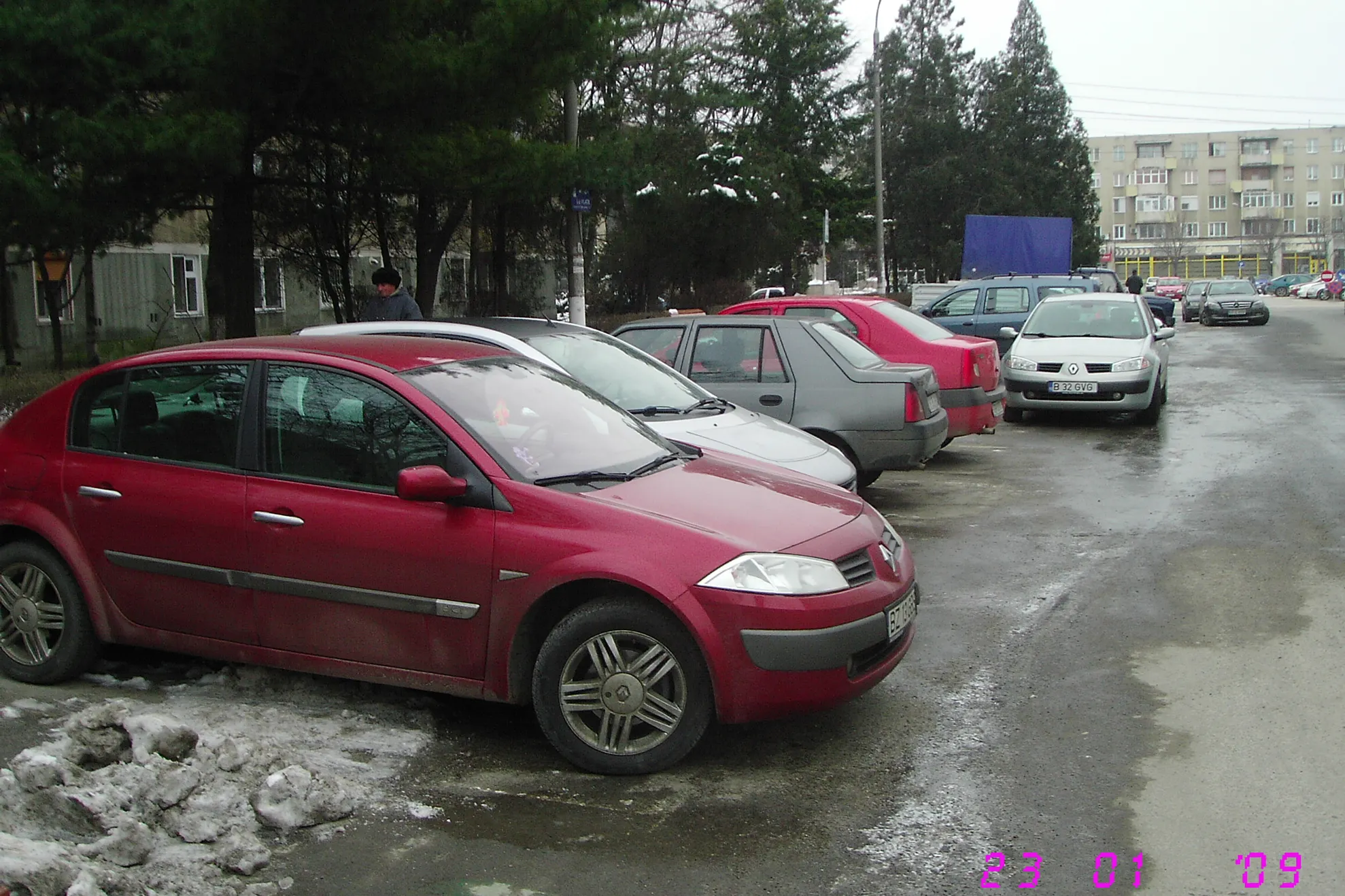O parcare cu plată din Giurgiu, aşteaptă să fie dezăpezită de cei care o administrează