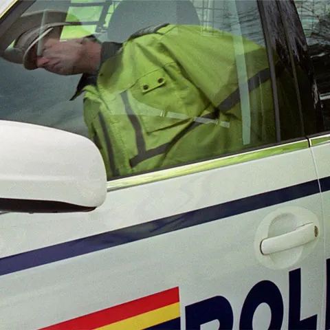 Bărbatul care a luat un poliţist pe capota maşinii este acum acuzat şi de dare de mită