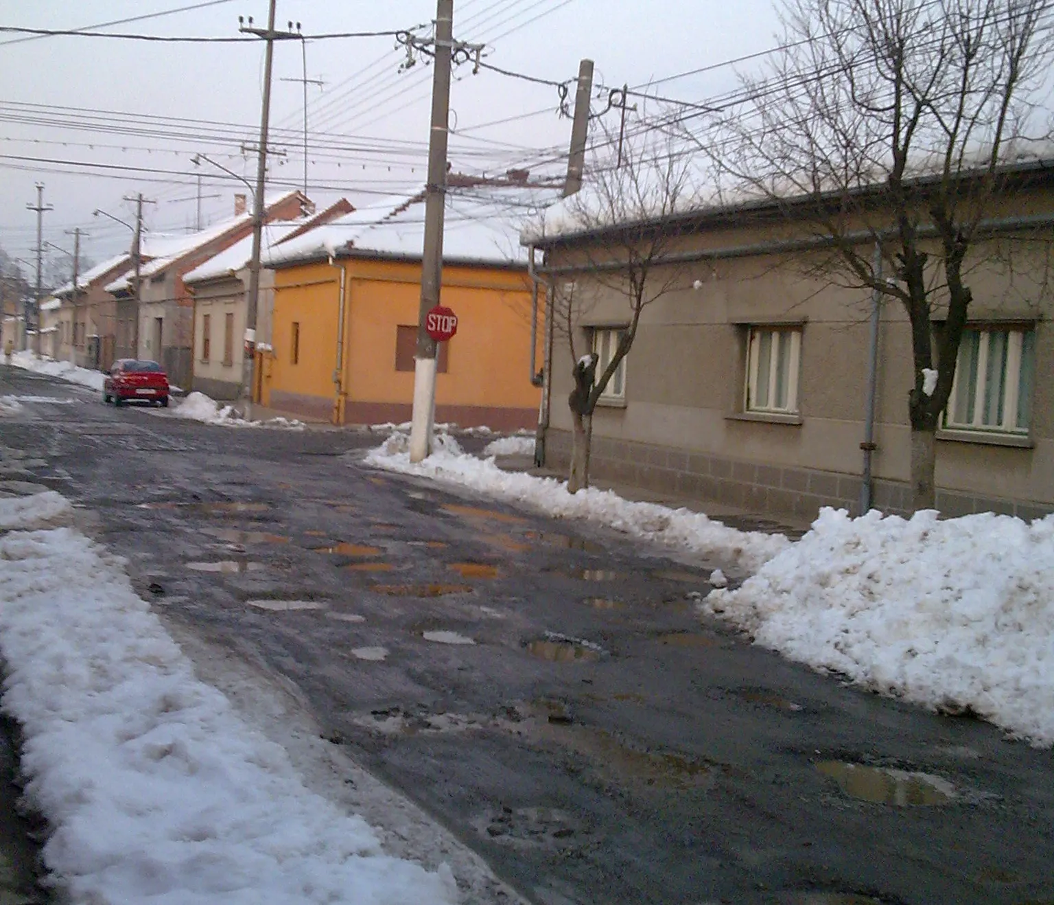 O stradă recent asfaltată din Lugoj e plină de gropi