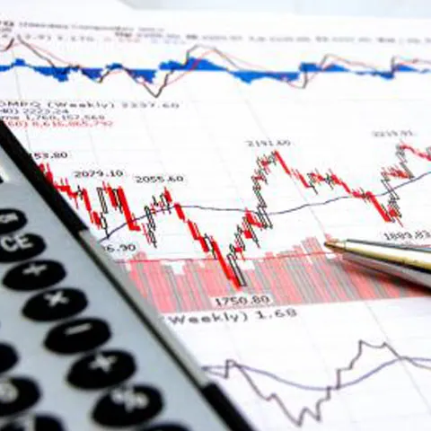 În plină criză de lichidităţi, băncile vânează economiile românilor 