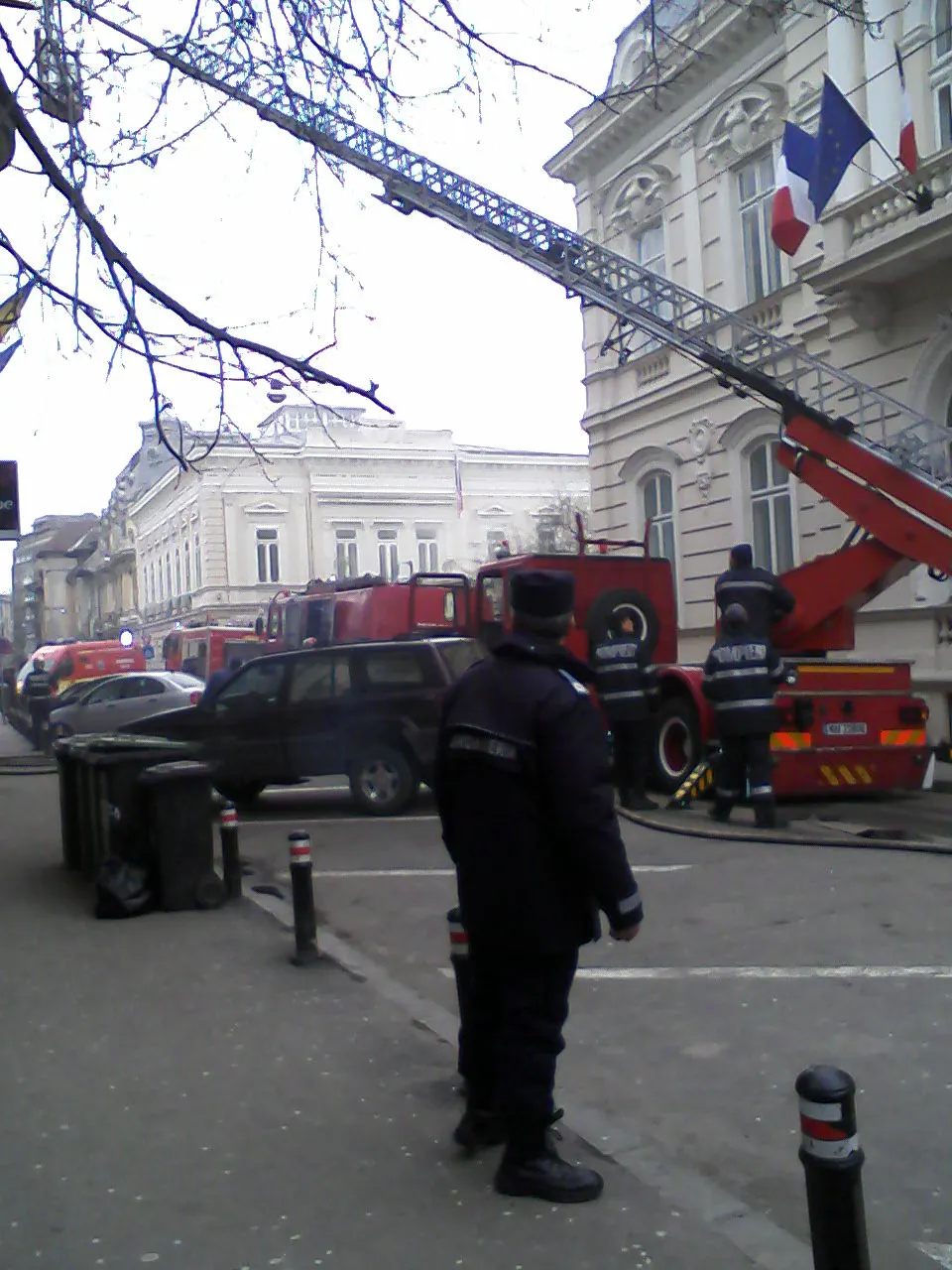 Elevii şi profesorii licelului G. Călinescu din Capitală au fost evacuaţi în urma unui incendiu