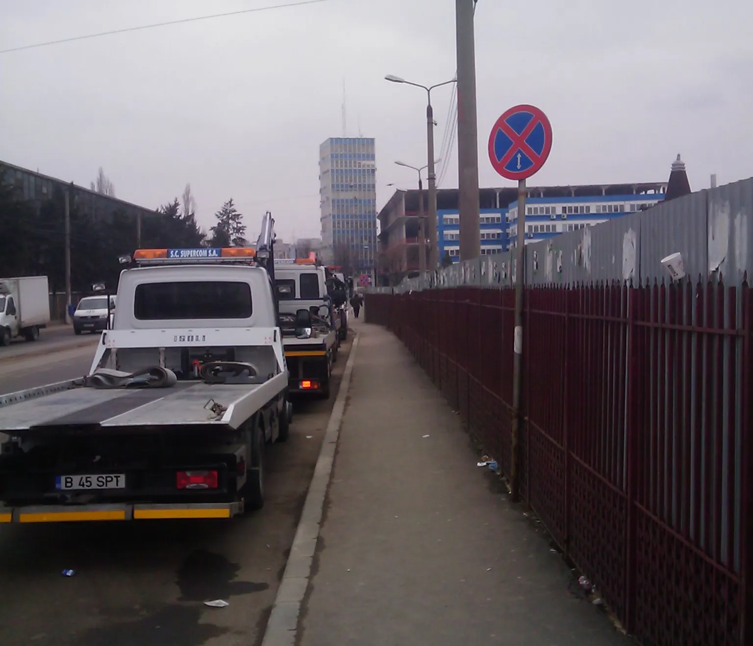 Autospecialele care ridică maşini parcate negulamentar pot parca oriunde. Pe ele nu are cine să le ridice