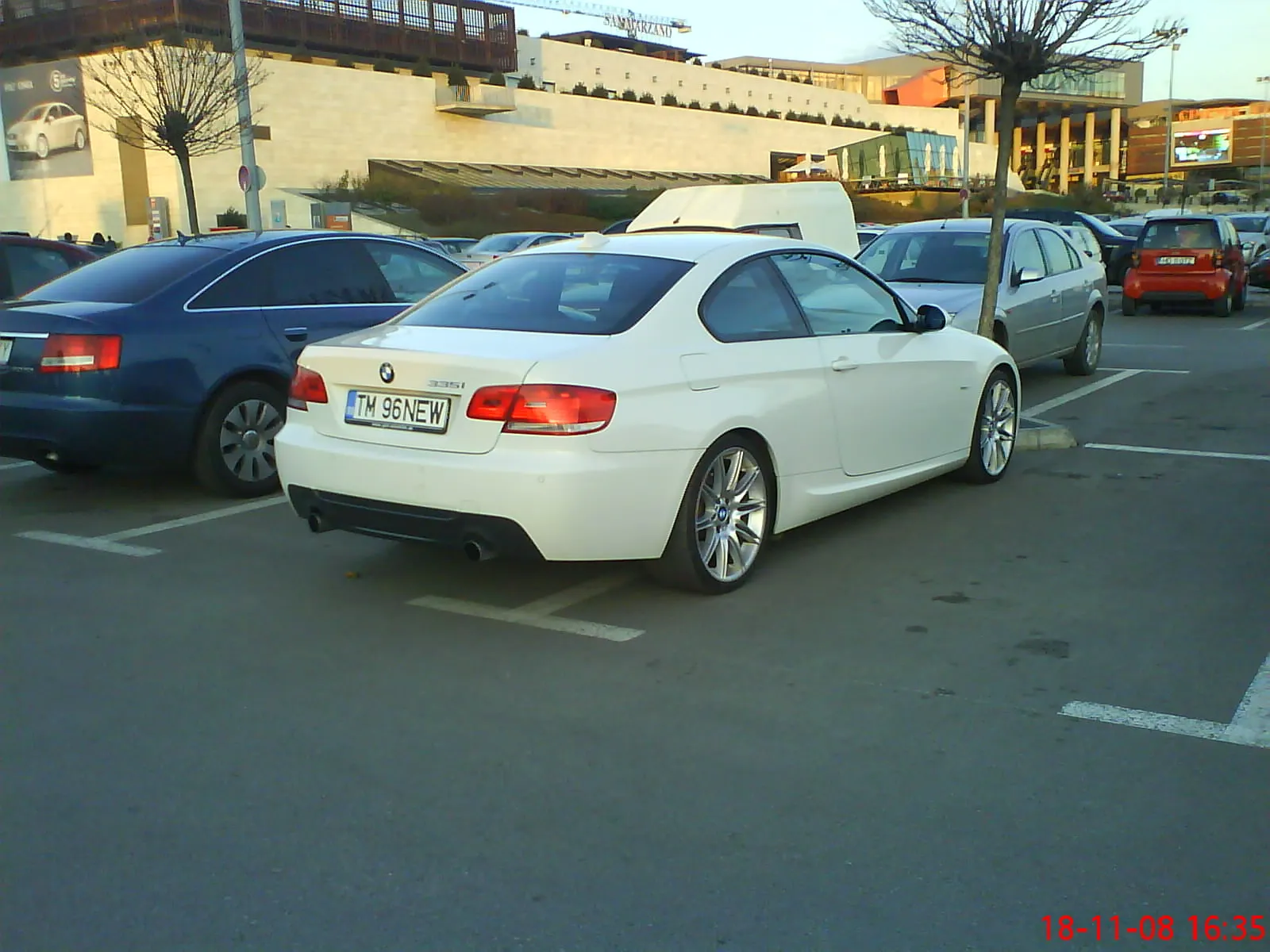 Doi şoferi şi-au parcat maşinile pe două locuri în parcarea unui centru comercial din Timişoara