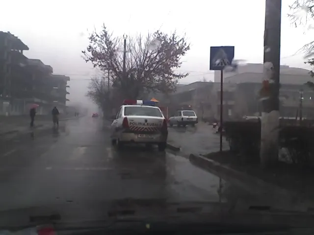 Poliţia în acţiune, parcată pe trecerea de pietoni