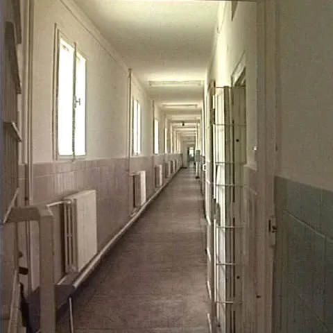 Un violator cu 11 condamnări este căutat de poliţie