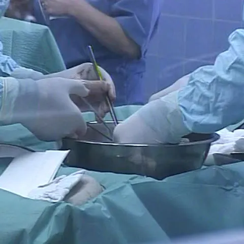 Un medic din Cluj a fost prins în flagrant în timp ce primea 100 de lire mită pentru o operaţie