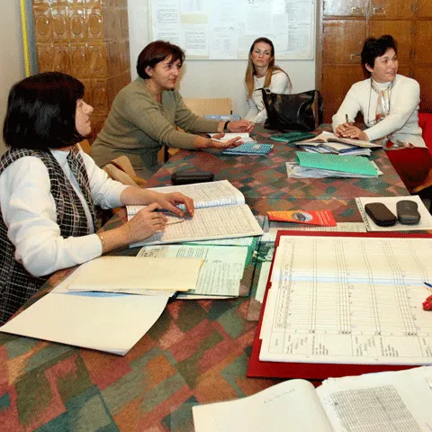 Profesorii îşi vor primi toate sporurile şi primele, inclusiv banii de materiale didactice