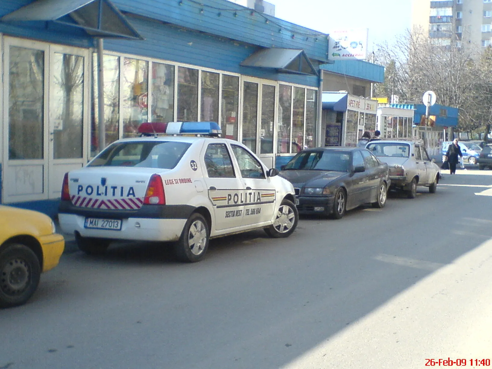 Oprirea interzisă, mașina poliției parcată