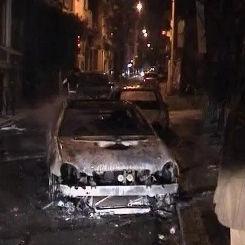 Confruntări joi seară la Atena, între Poliţie şi un grup de tineri 