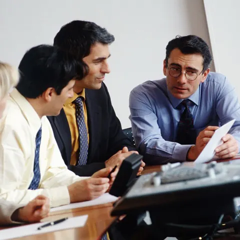 Criza financiară determină companiile private să facă economie