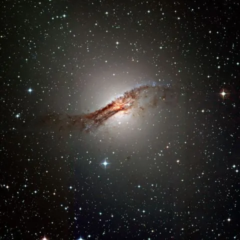 Culoarea quasarilor relevă un univers prăfuit