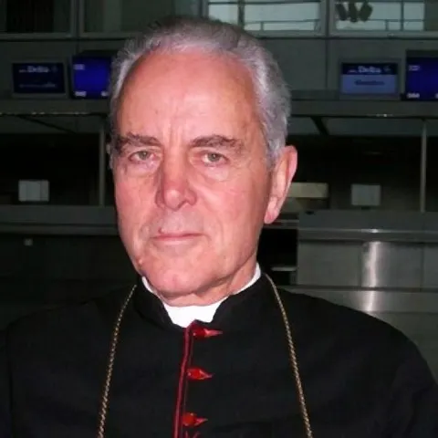Episcopul care a negat Holocaustul şi-a cerut scuze