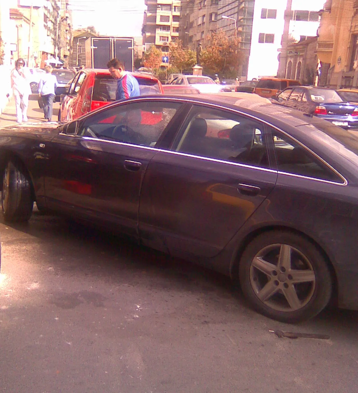 Un bucureştean a blocat un trotuar pentru a-şi spăla maşina