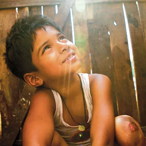 Copilul din "Slumdog Millionaire", bătut de tată la întoarcerea acasă