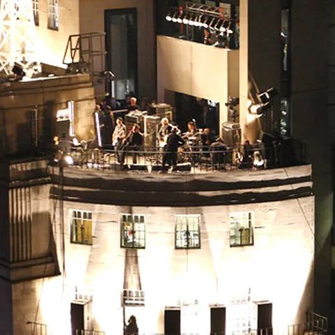 U2 a susţinut un scurt concert surpriză pe acoperişul BBC din Londra