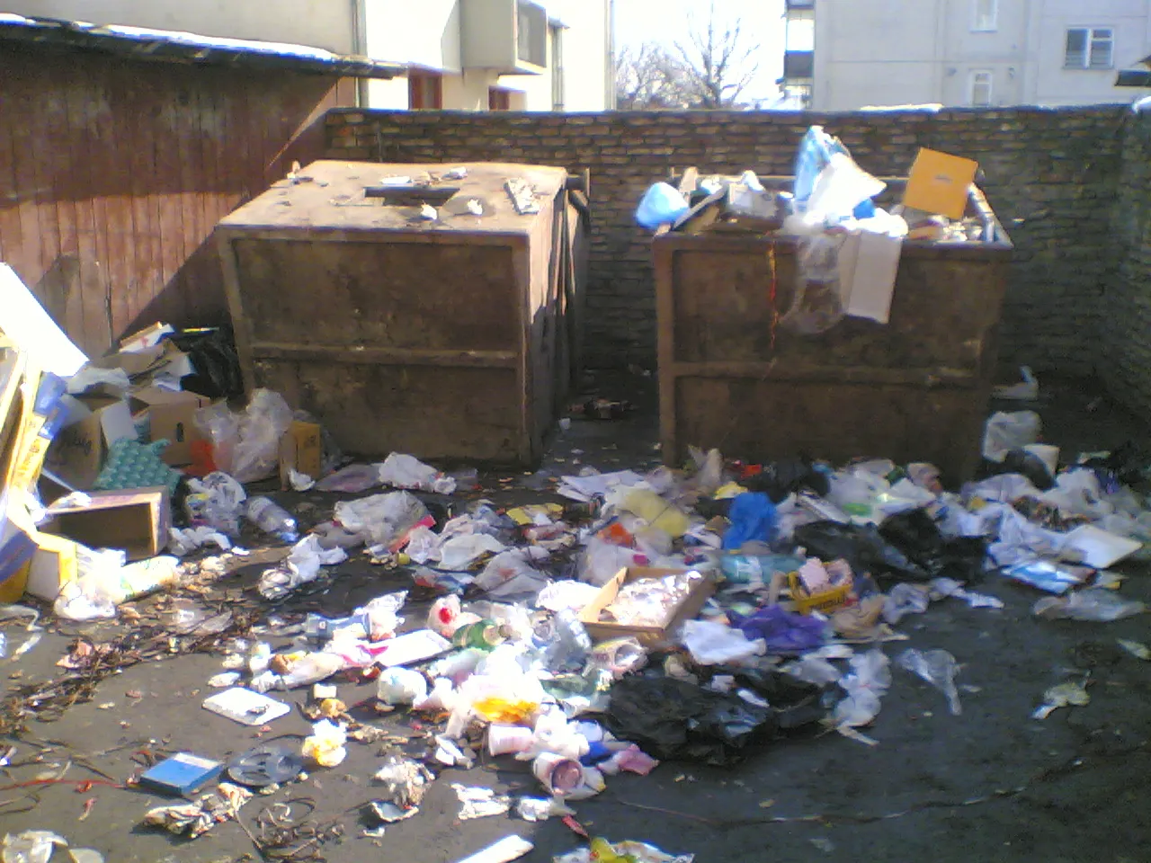 Containere înecate în gunoaie