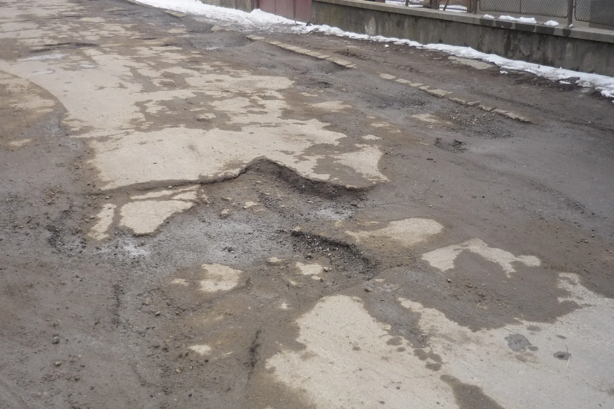Strada Iuliu Maniu, Vişeu de Sus: groapă lângă groapă