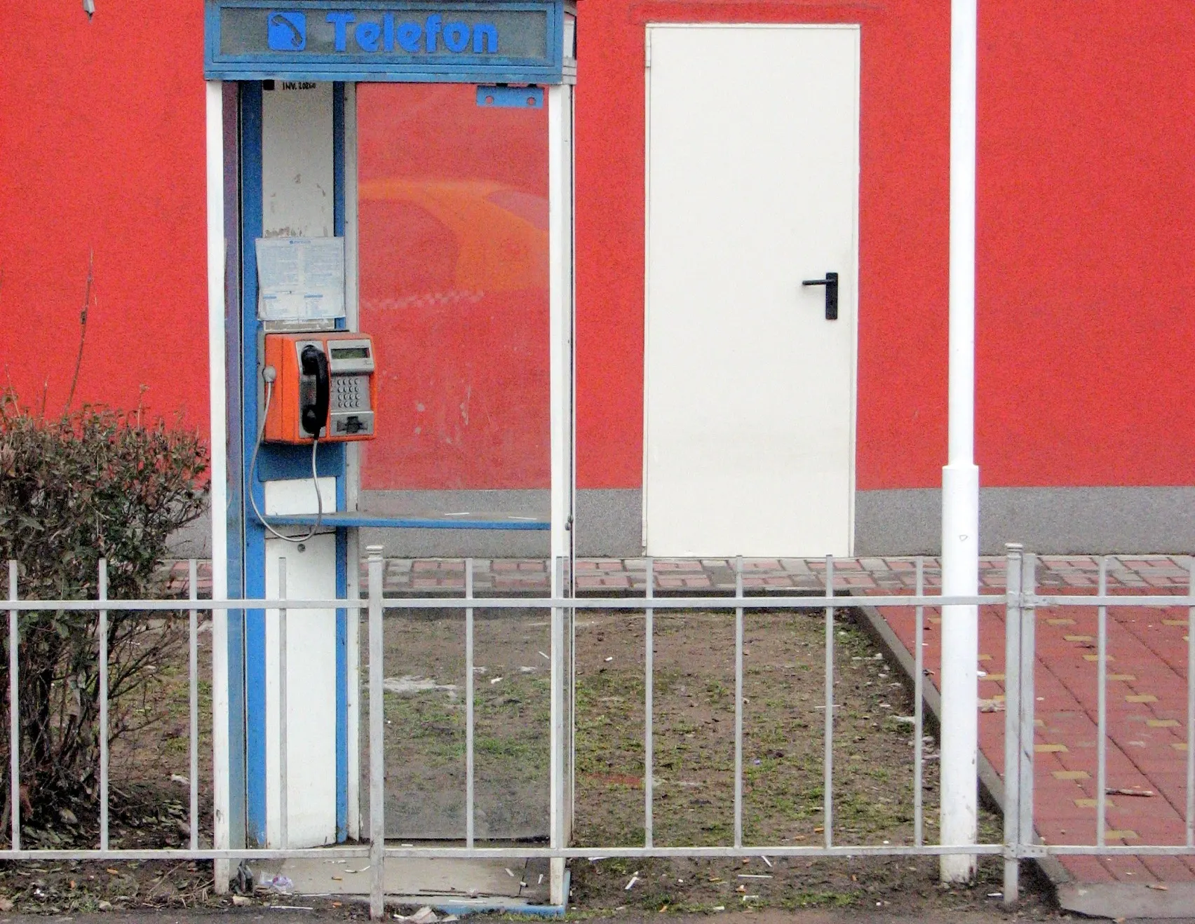 Inteligenţa la români: o cabină telefonică a fost împrejmuită de un gard