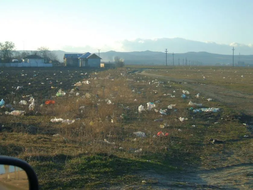 În Valea Râmnicului, jud. Buzău, au răsărit ... gunoaiele