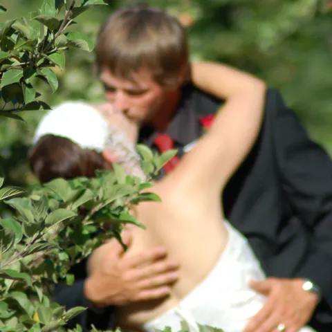Nuntă în vârful muntelui pentru doi iubitori de drumeţii