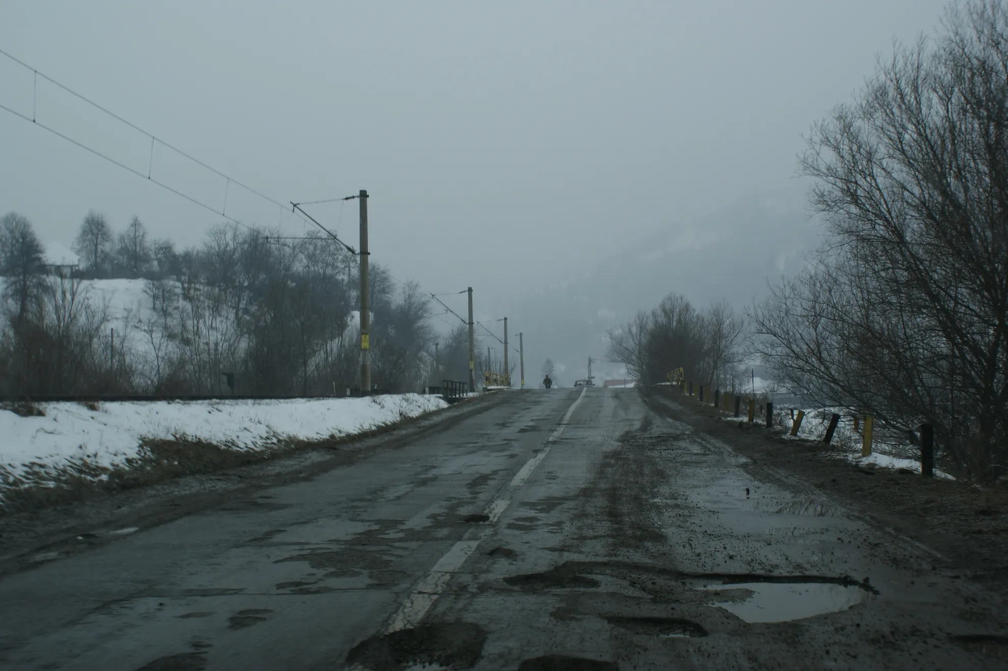 Şoseaua ce leagă oraşul Comăneşti de Miercurea-Ciuc este plină de gropi