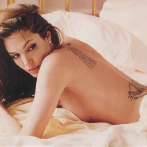 Angelina Jolie, singură şi deprimată