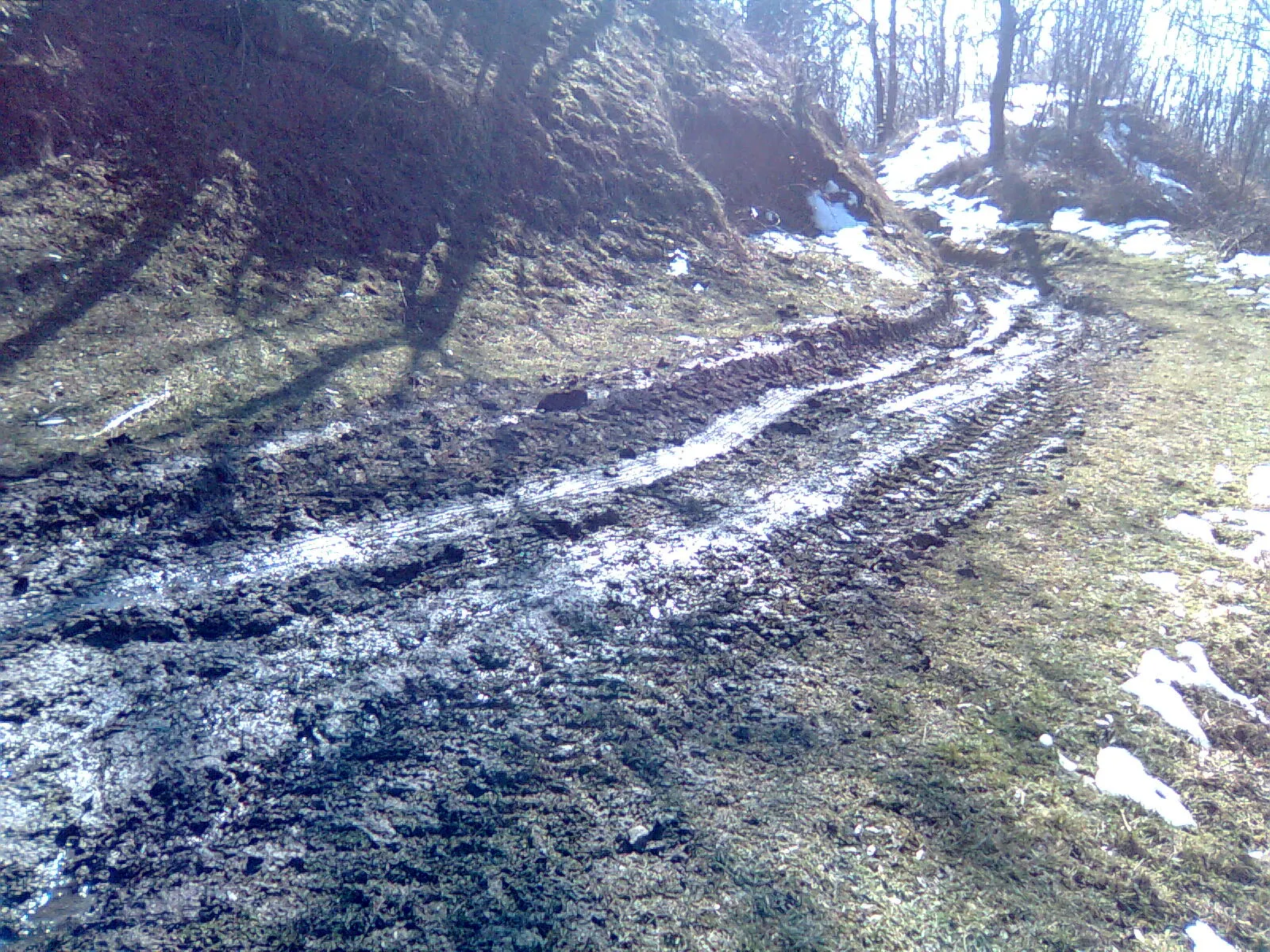 Drumul de legătură între satele Teiuş şi Coasta Mare din jud. Vâlcea arată ca după război