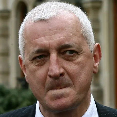 Gyorgy Frunda vrea restricţionarea circulaţiei în străinătate a infractorilor români