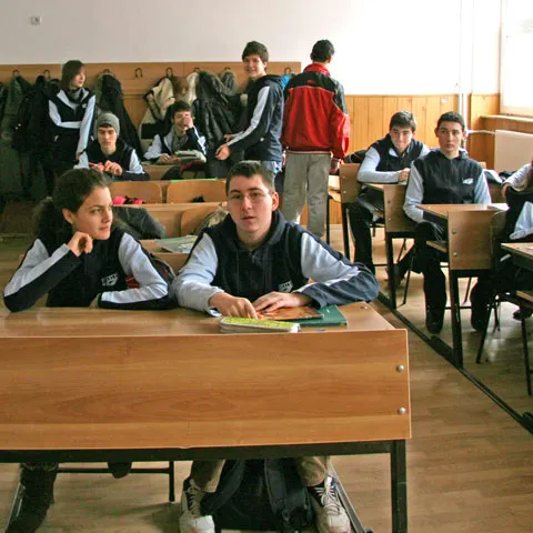 Mai puţine ore de sport, chimie şi limbi străine la liceu, începând de anul viitor