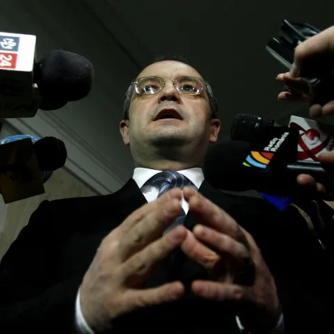 Guvernul a decis să menţină unele prime, stimulentele şi plata orelor suplimentare