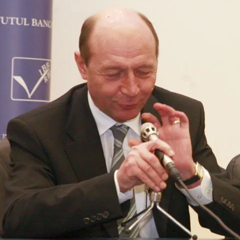 Traian Băsescu despre împrumuturile bancare: Români, vă ordon, rupeţi-vă gâtul!