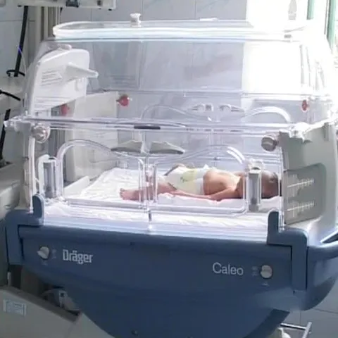 Din cauza lipsei banilor, tot mai multe mame îşi abandonează copiii 