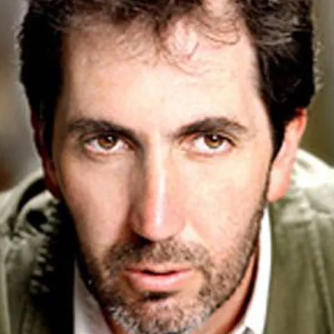 Un actor italian a fost atacat cu un cuţit după ce a pretins că e român