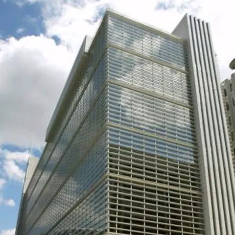 Banca Mondială sfătuieşte autorităţile să limiteze, pe termen scurt, creşterea salariilor