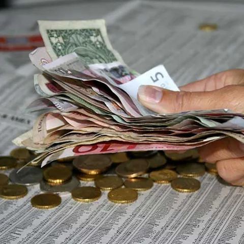 Leul s-a depreciat cu peste un ban la cursul de referinţă al BNR