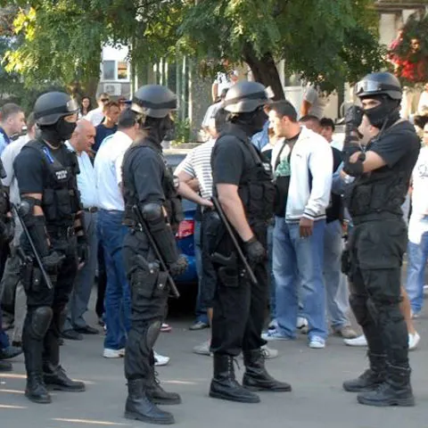 Doi interlopi din Arad, cu mandate de arestare în lipsă, au fost daţi în urmărire generală
