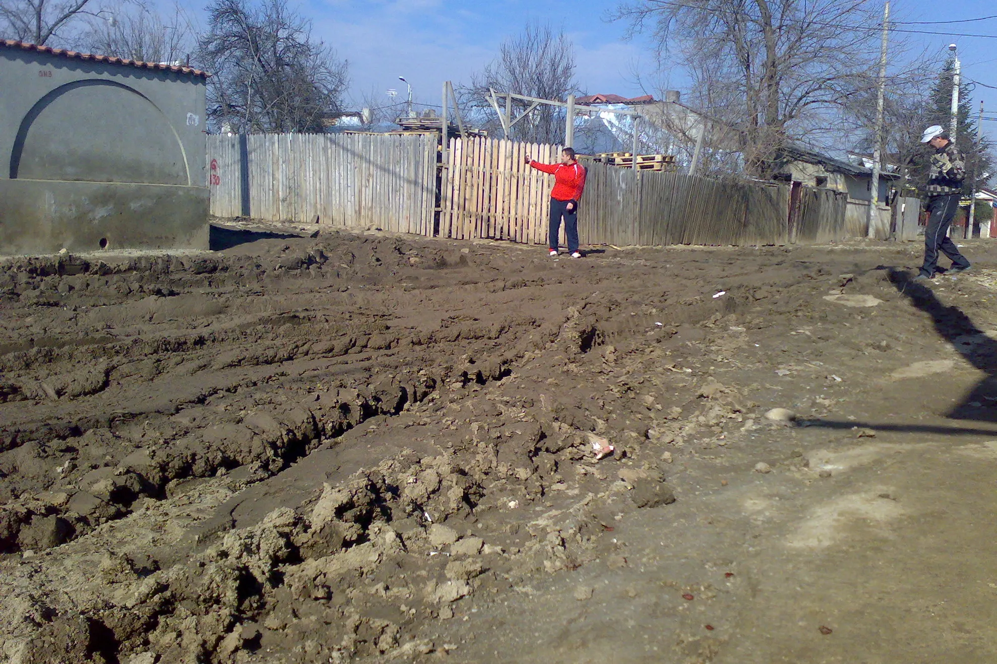 Noroiul a pus stăpânire pe strada Bărdaşului, din Bucureşti