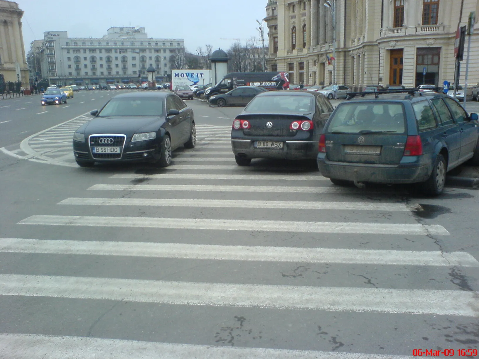 Maşini parcate pe trecerea de pietoni lângă MNAR