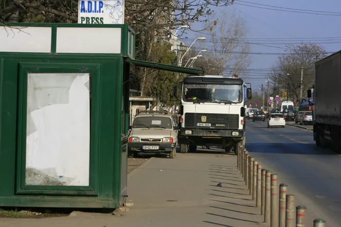 În cartierul Drumul Taberei, trotuarul a devenit loc de parcare