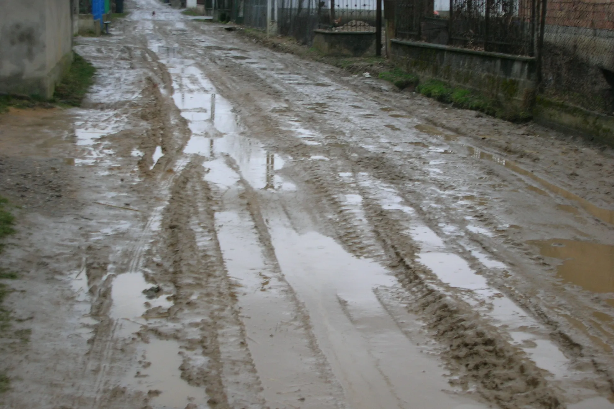 O stradă din Topa de Criş a devenit impracticabilă din cauza lucrărilor la sistemul de canalizare