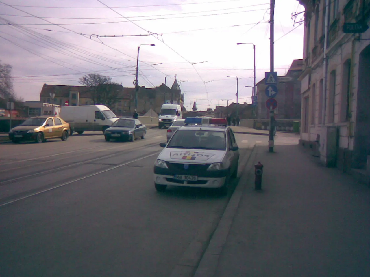 Maşina poliţiei din Timişoara, parcată neregulamentar