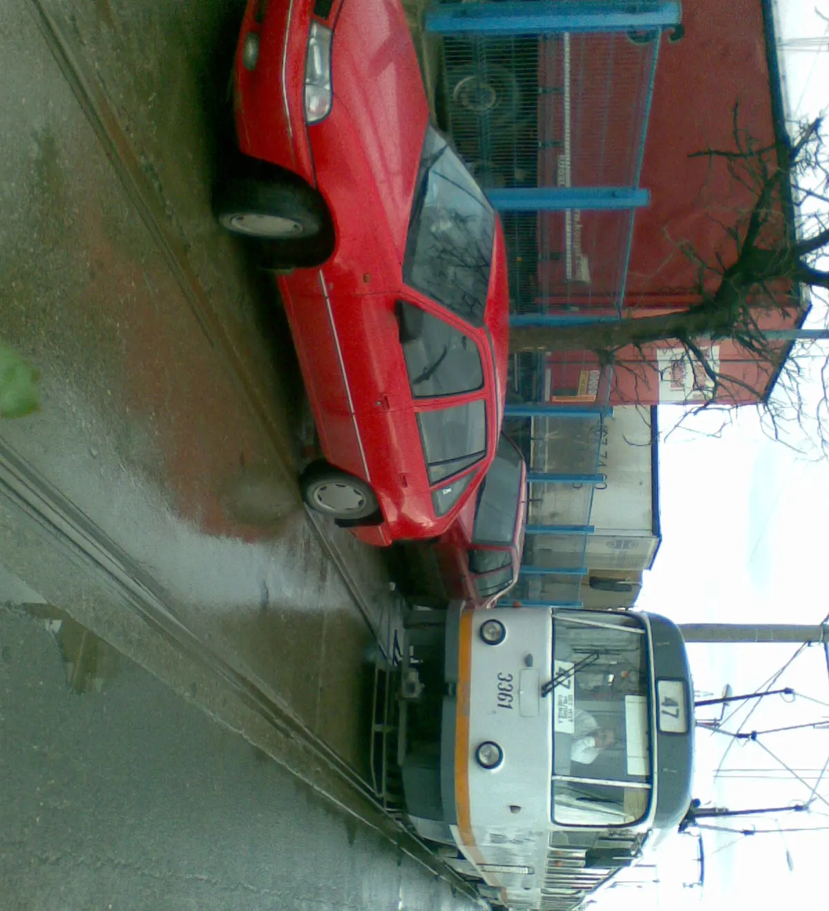 O maşină parcată neregulamentar a blocat linia tramvaiului 47