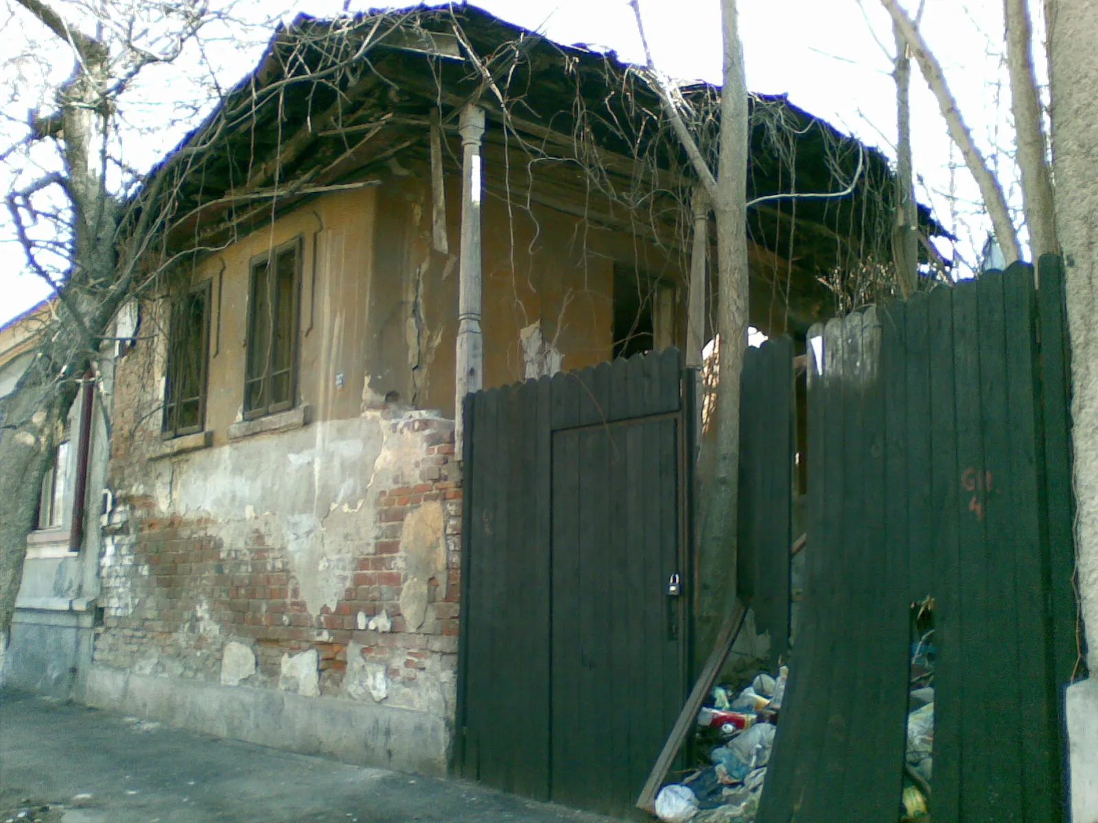 Pe mai multe străzi din sectorul 5 casele stau să cadă