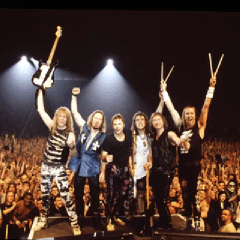 Bătaie între fani şi poliţie la un concert Iron Maiden