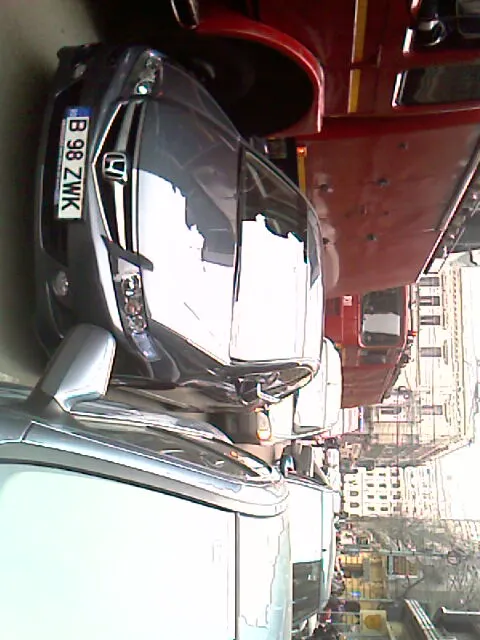 Stradă blocată în Capitală, intervenţia pompierilor a fost îngreunată